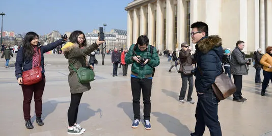 3154526_3_1e88_des-touristes-chinois-au-trocadero-a-paris_80df5c350b8a91cfcf93acbb6bf899a6