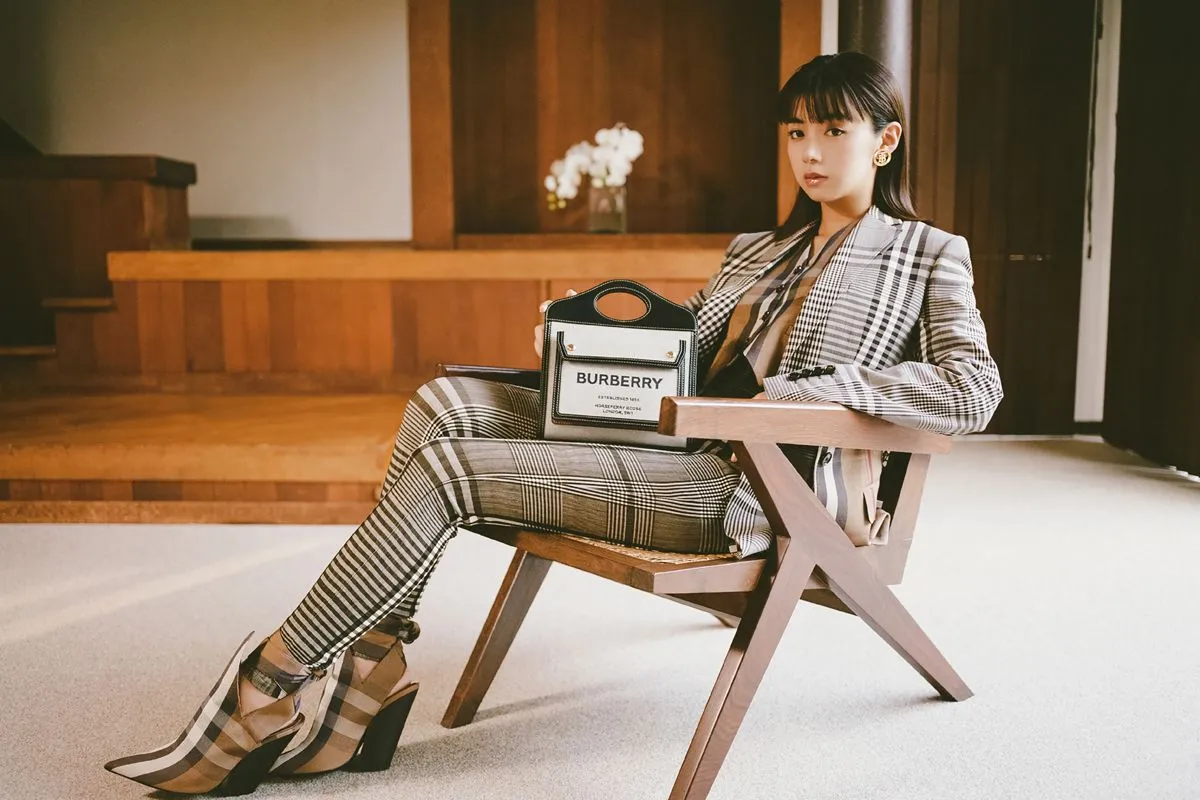 Collaboration contenu Burberry et Elaiza Ikeda