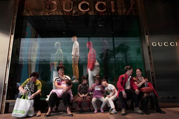 Touristes chinois et achats de luxe