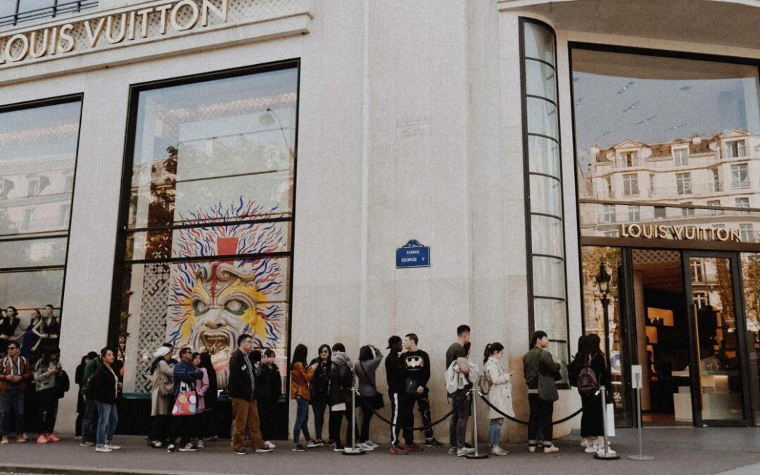 Les touristes Chinois de Retour au Shopping à Paris